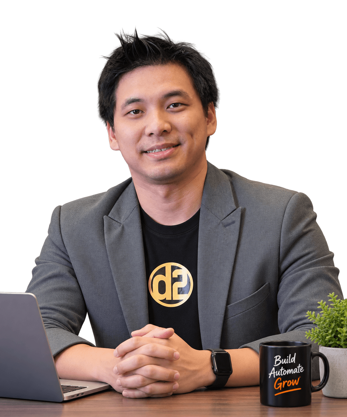 Husanto We duduk di meja kerja