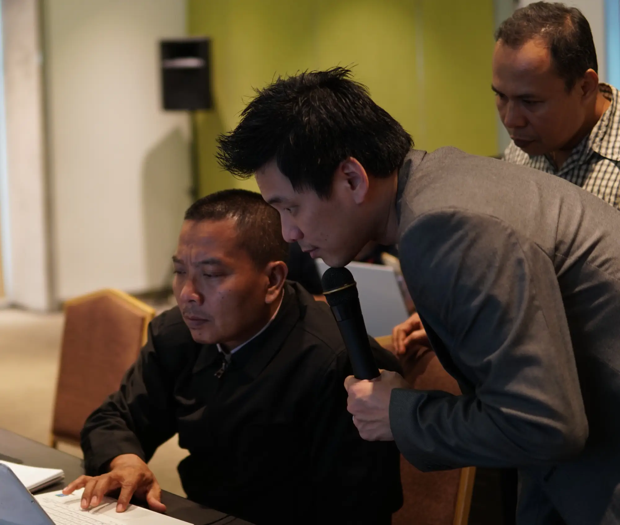 Husanto berdiskusi tentang strategi bersama peserta