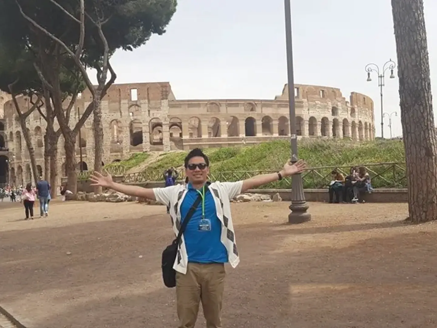 Husanto di depan Colosseum, Roma