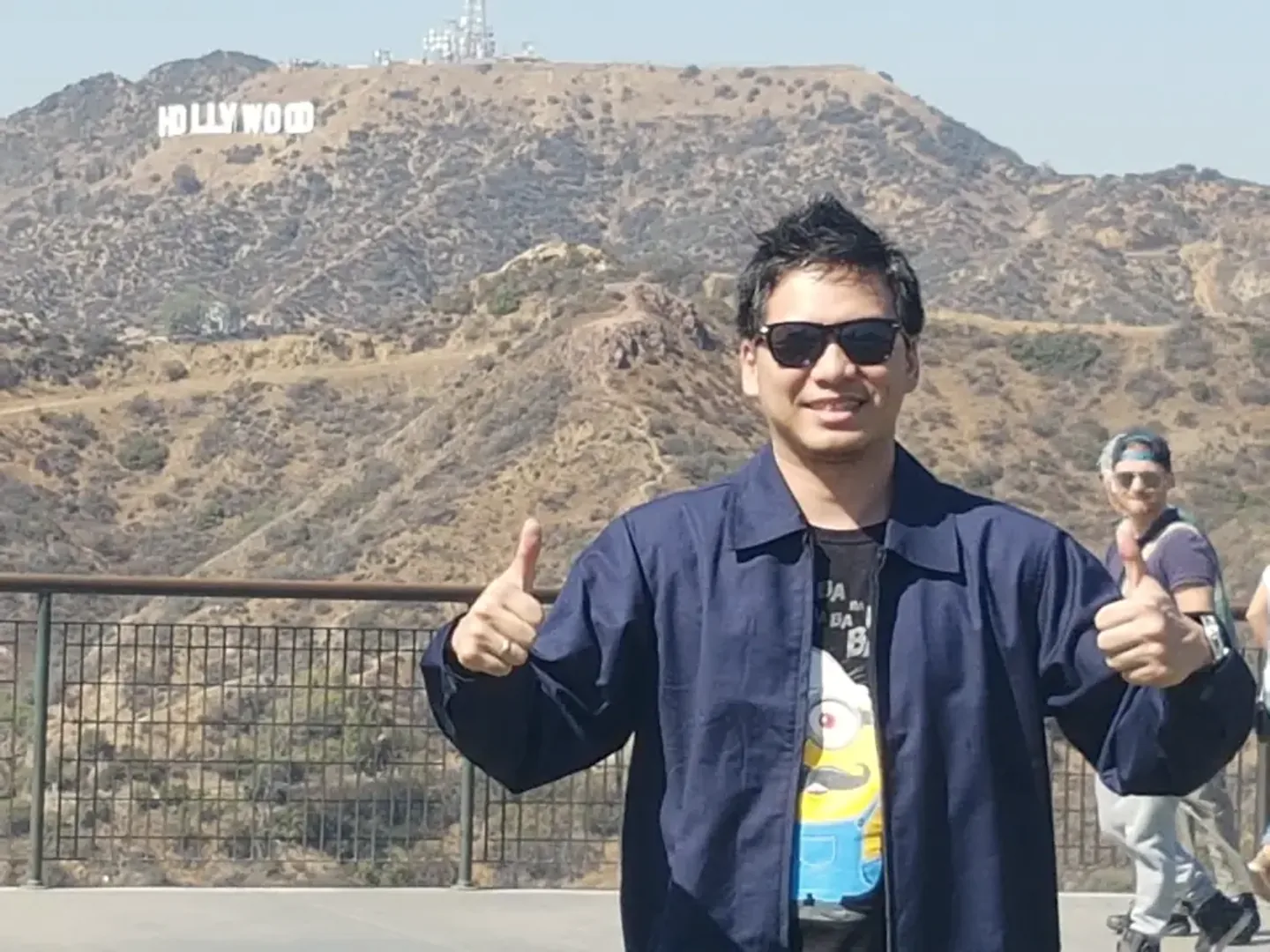 Husanto dengan latar tulisan Hollywood, Los Angeles