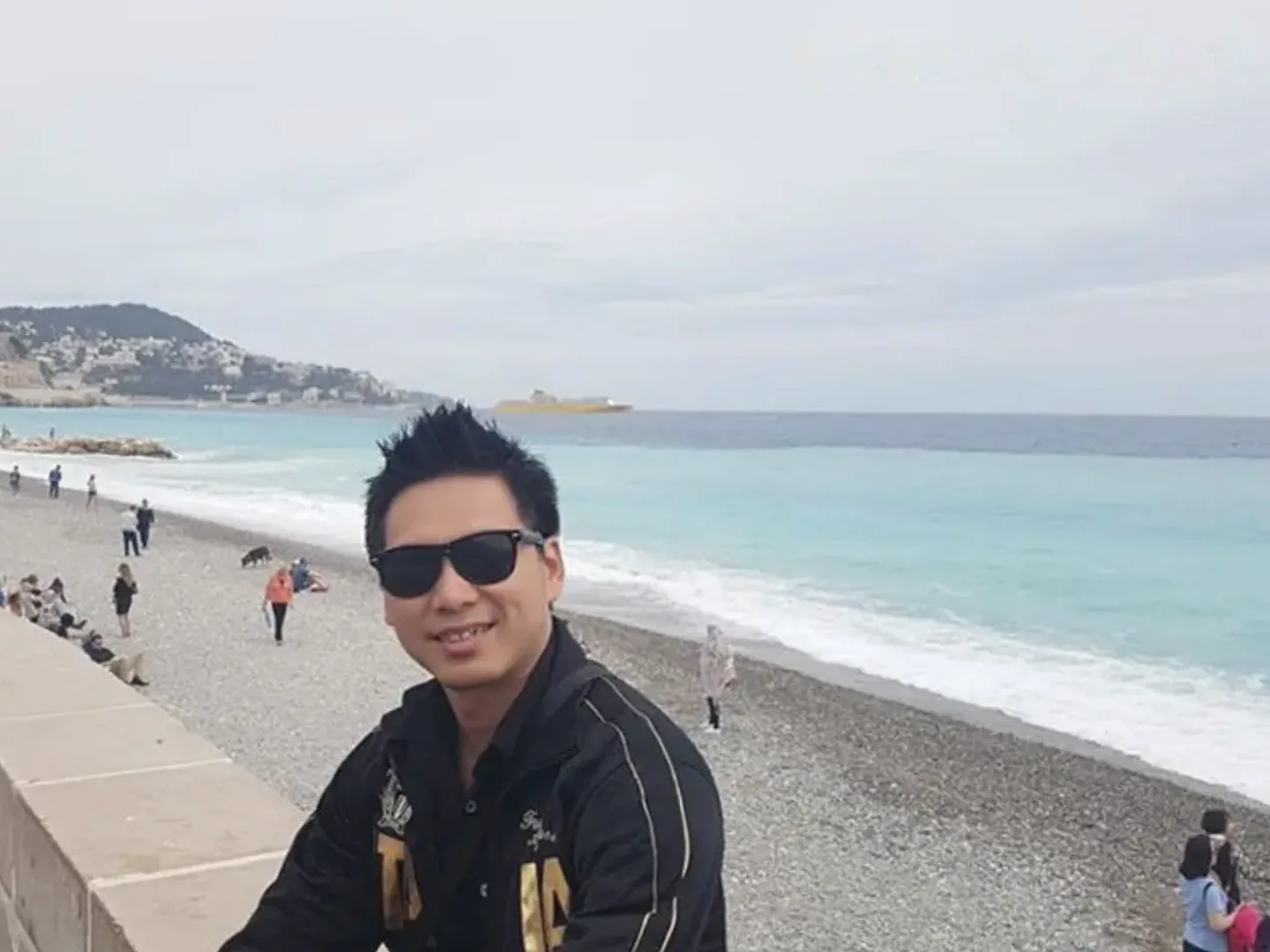 Husanto di tepi pantai Cannes, Prancis